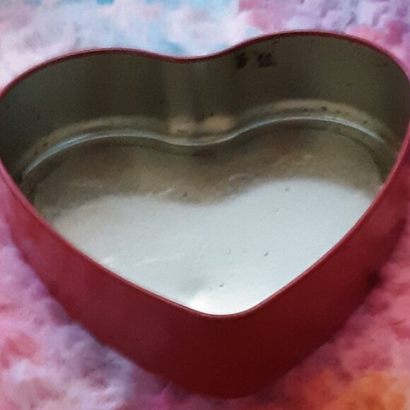 2001 Hershey's Kisses Heart Shape Cannister Tin 4" Preowned Valentines Day - Picture 11 of 15